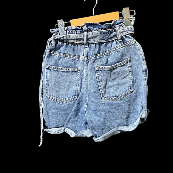 ✨ H&M Loose Fit Denim Shorts - Size 4 ✨ - Picture 2 of 2